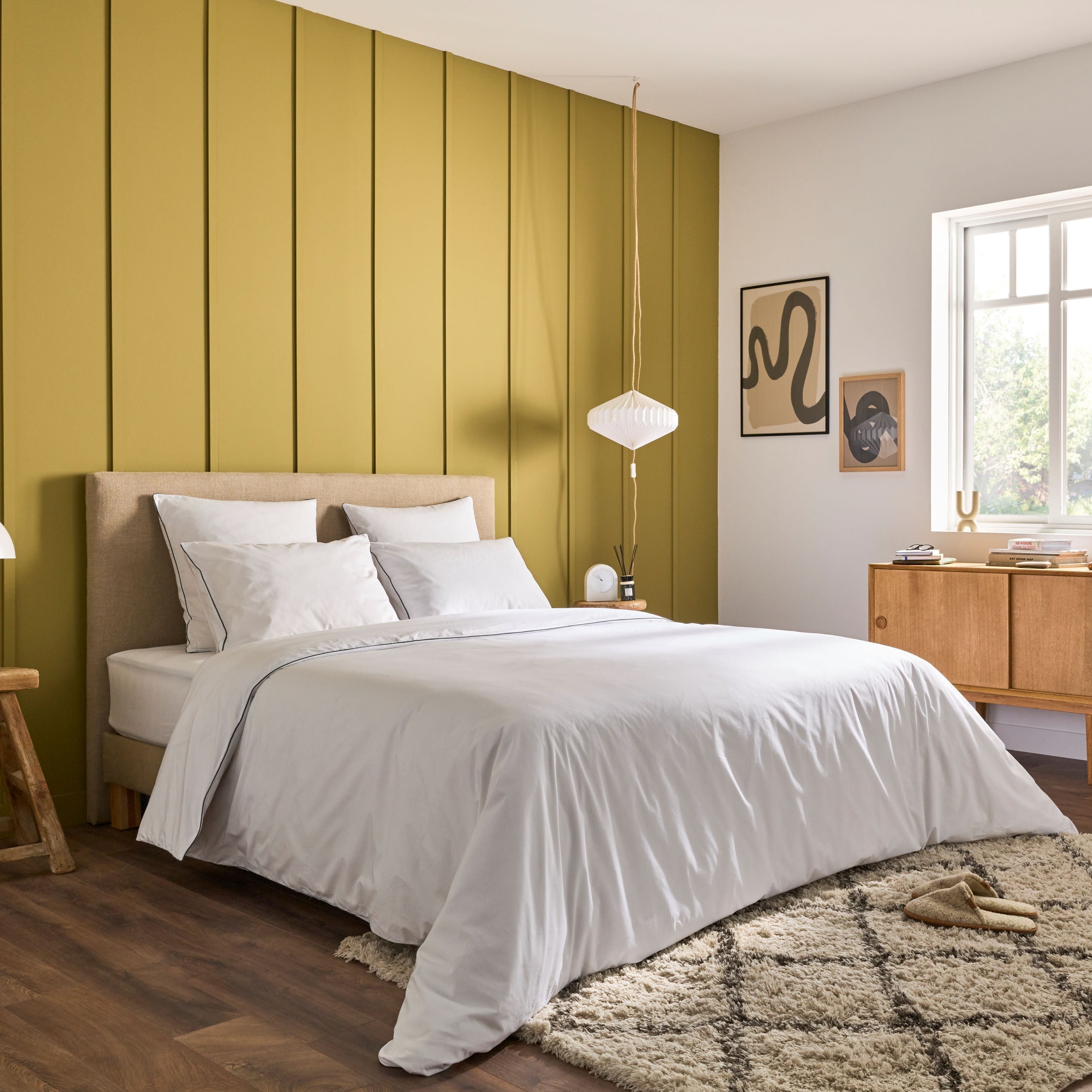 Chambre d’adultes avec tête de lit Élégante Bonnuit, déco chaleureuse et linge de lit en percale blanche à liseré vert
