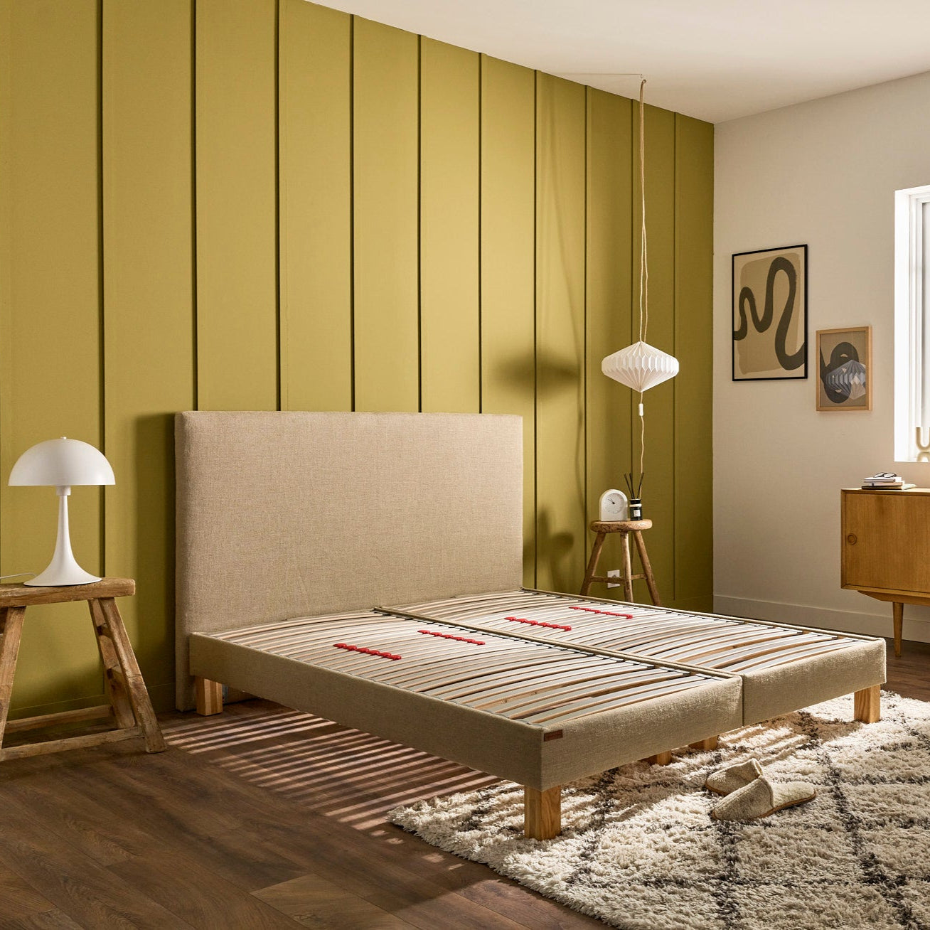 Tête de lit Élégante et sommier en lin naturel sans matelas, chambre d’adultes, mise en valeur des produits nus
