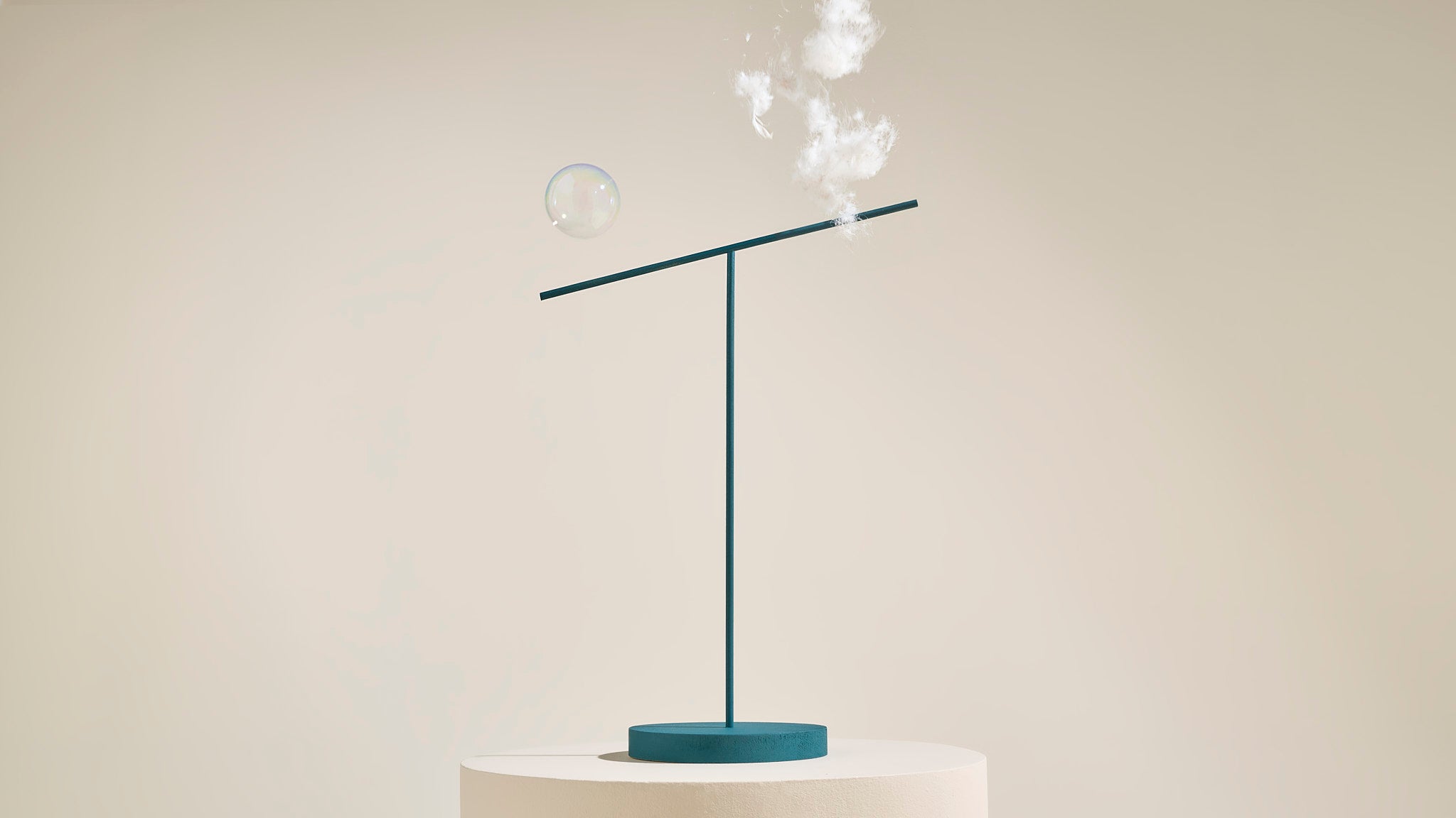 Image totem de plumes comparées à une bulle pour illustrer leur légèreté, sur fond neutre
