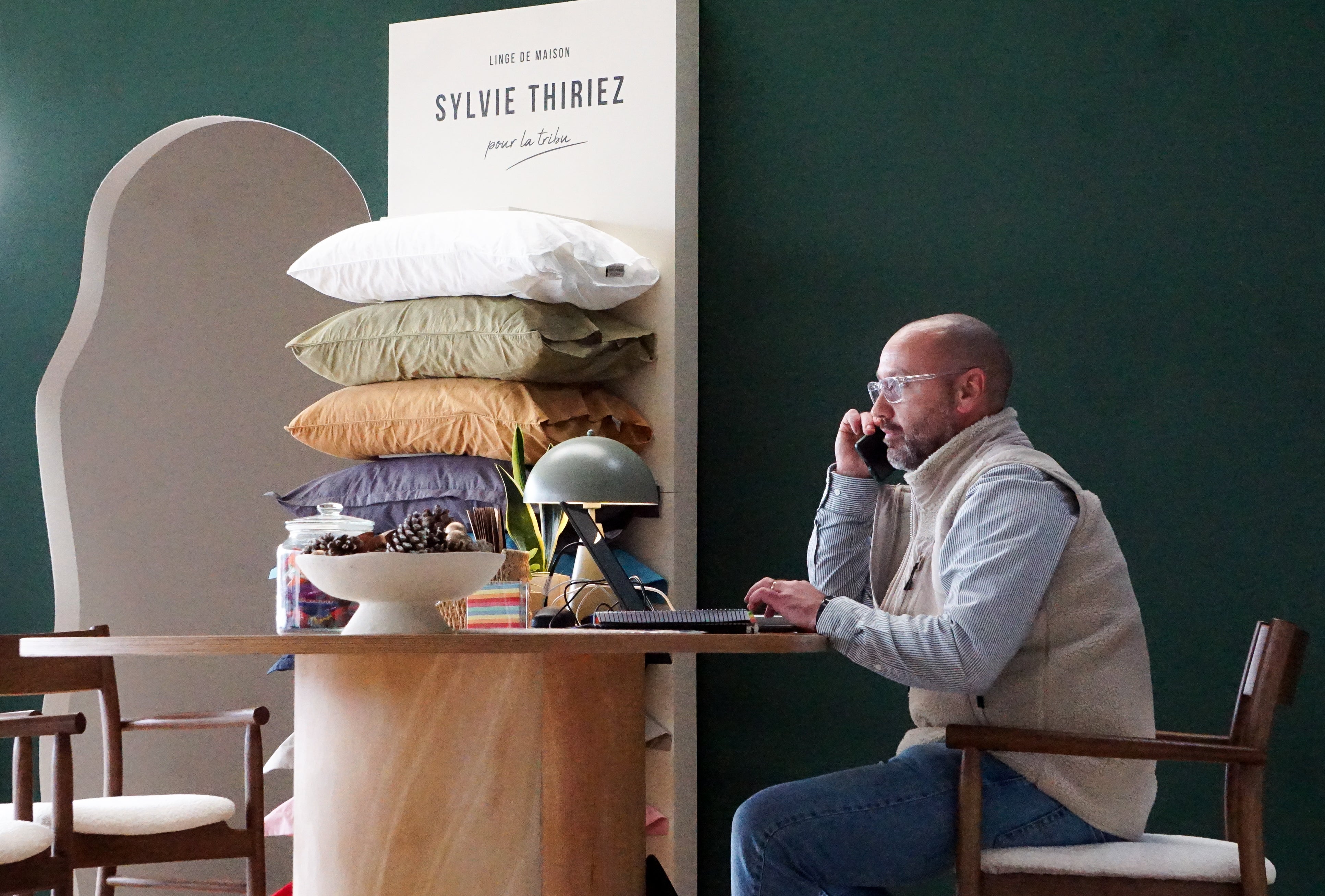 Vendeur Bonnuit en échange téléphonique avec un client dans le magasin de Douai