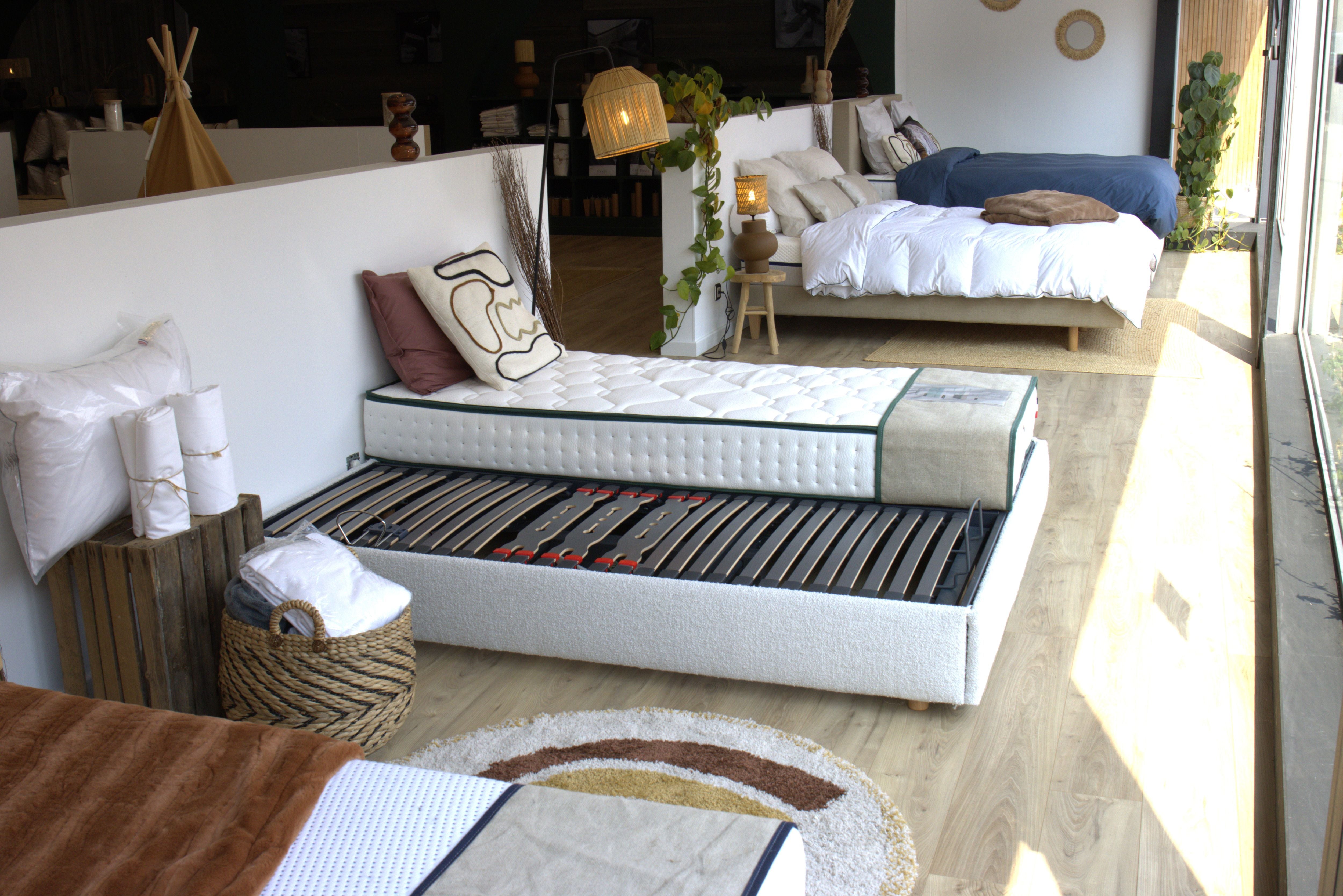 Vitrine du magasin Bonnuit à Cysoing avec exposition de matelas et linge de lit fabriqués localement