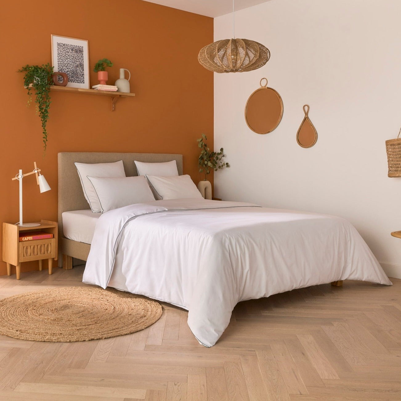 Chambre chaleureuse avec literie complète habillée de linge en percale de coton blanche à liseré vert