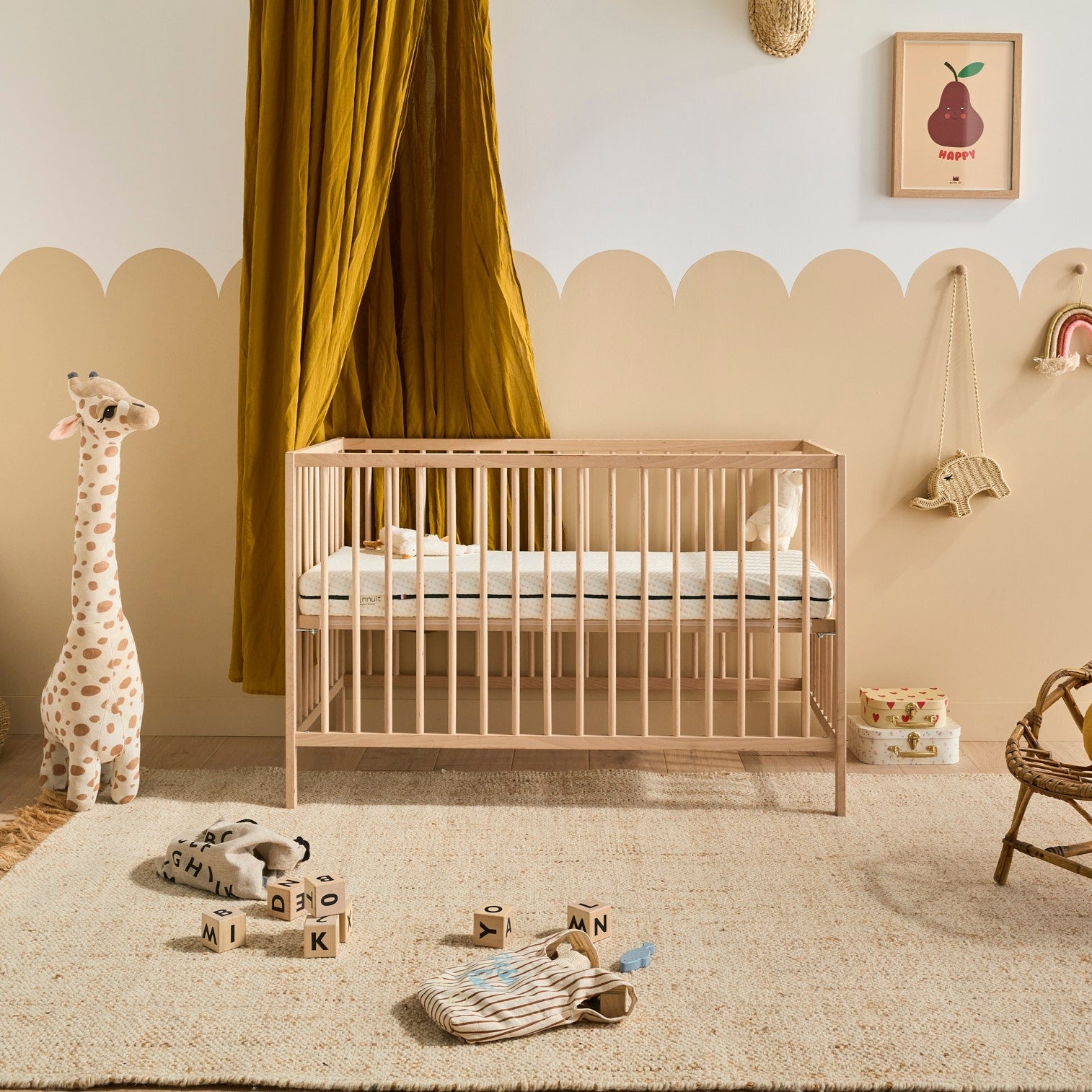 Chambre de bébé cosy avec lit à barreaux et matelas Évolutif Bonnuit en latex et coco, déco douce