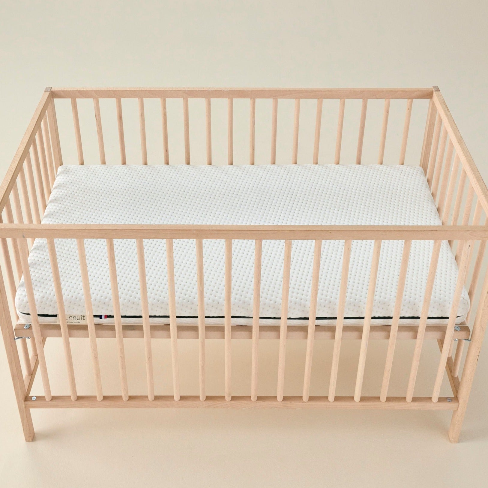 Gros plan sur le tissu du matelas Évolutif bébé, housse douce et respirante, bicolore