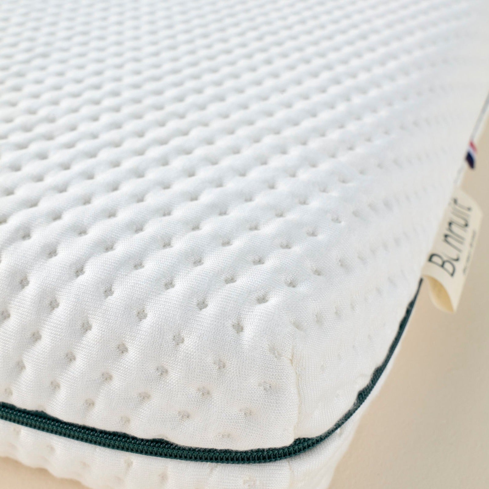 Gros plan sur le tissu du matelas Évolutif bébé, housse douce et respirante, bicolore