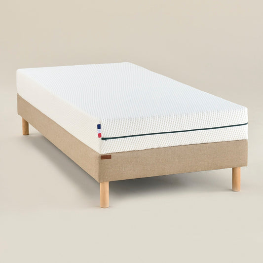 Matelas Le P’tit Naturel en latex naturel vu en angle, housse bicolore et liseré vert, format enfant
