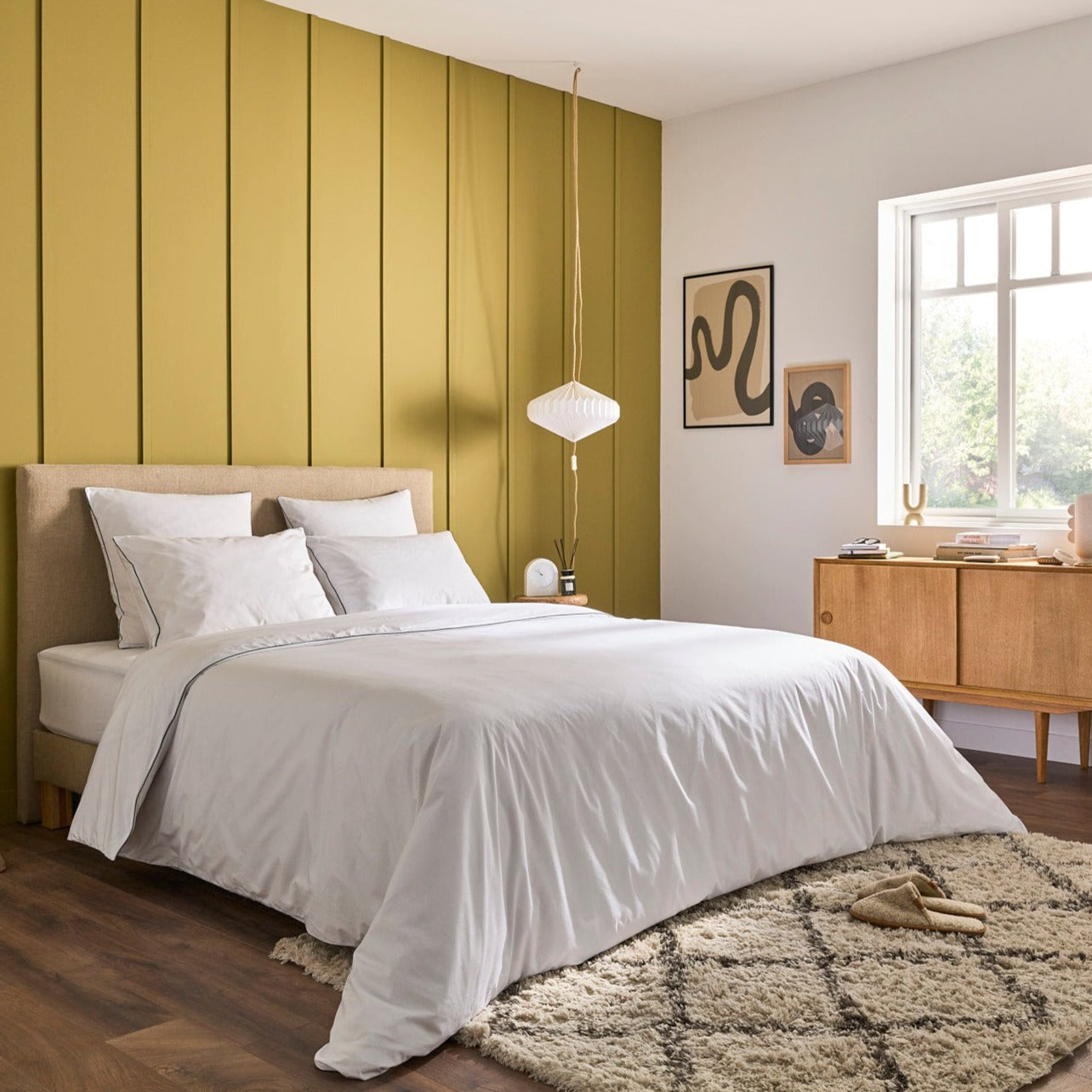 Chambre adulte avec sommier Classique, matelas et tête de lit Bonnuit, linge en percale blanche à liseré vert