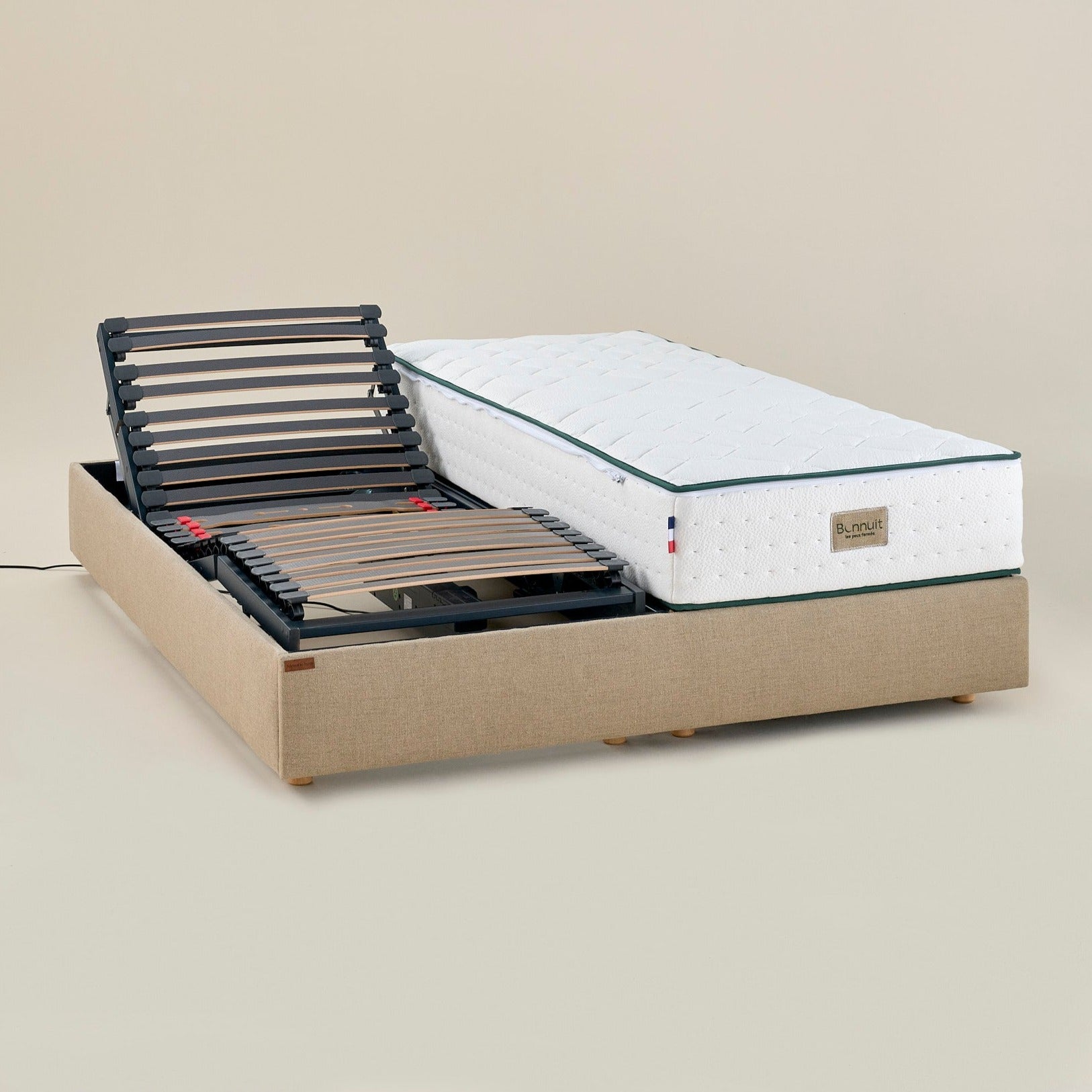 Sommier électrique Divin avec matelas Bonnuit posé dessus, finition lin naturel et structure motorisée