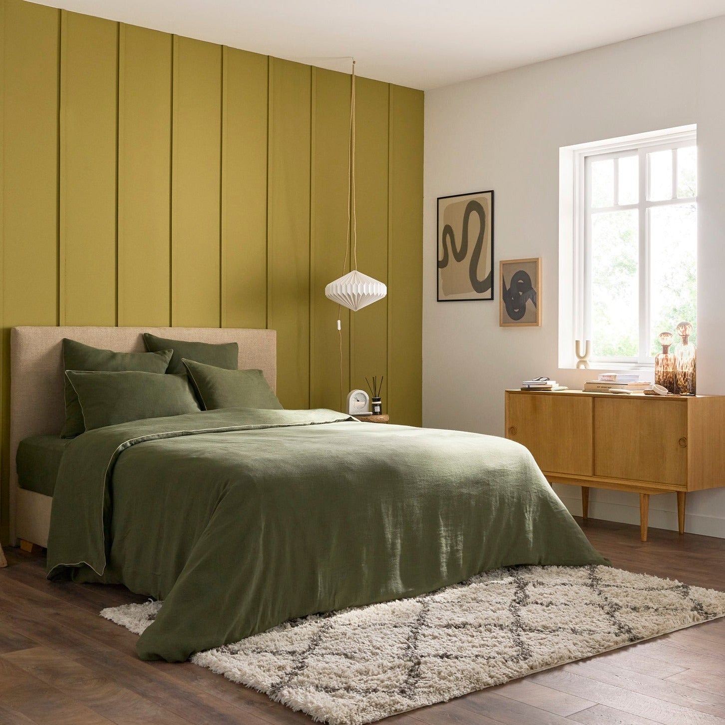 Chambre adulte avec literie Bonnuit et sommier Royal, linge de lit en lin lavé vert et déco apaisante